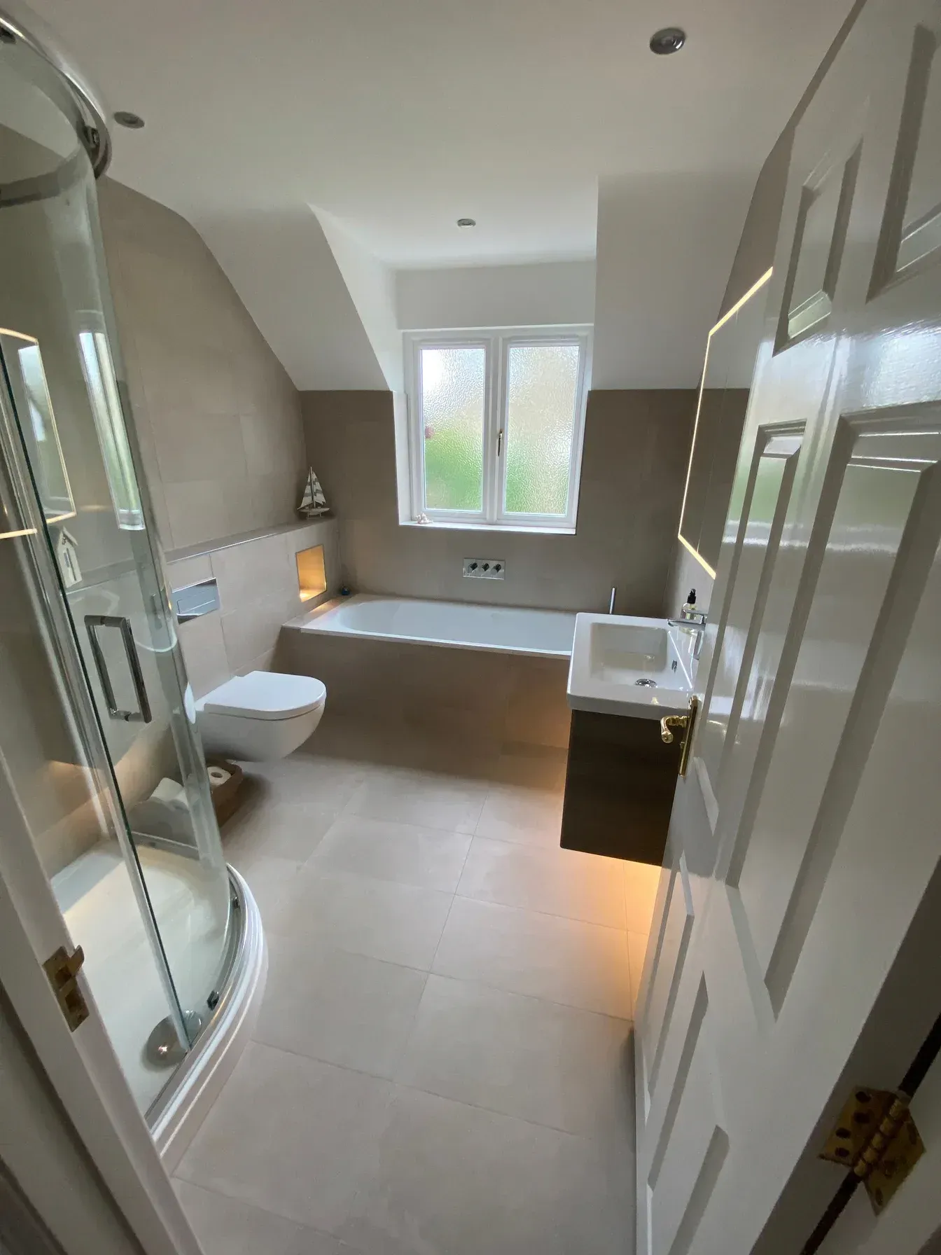 A modern style bathroom that was designed, supplied and fitted by Options Bath and TIle studio from Ascot, Berkshire.