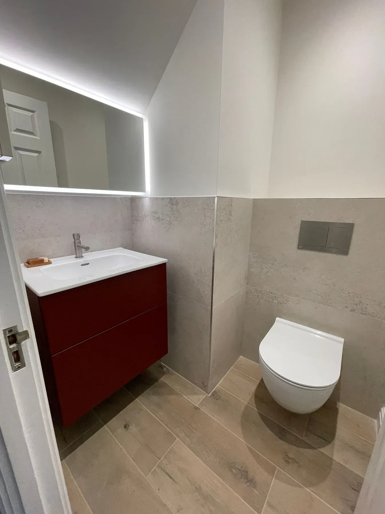 A small cloakroom-style bathroom that we designed, supplied and fitted.