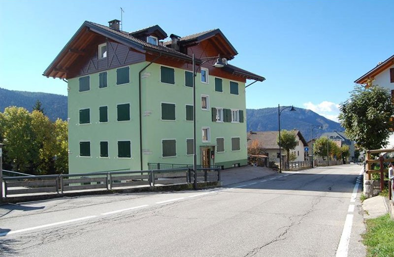 edificio di colore verde