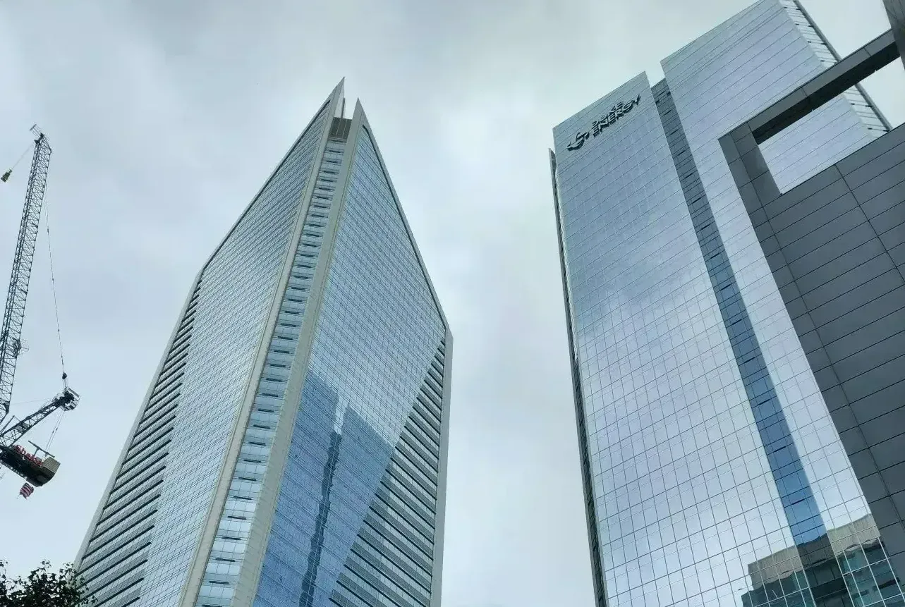 A very tall building with the word apollo on it