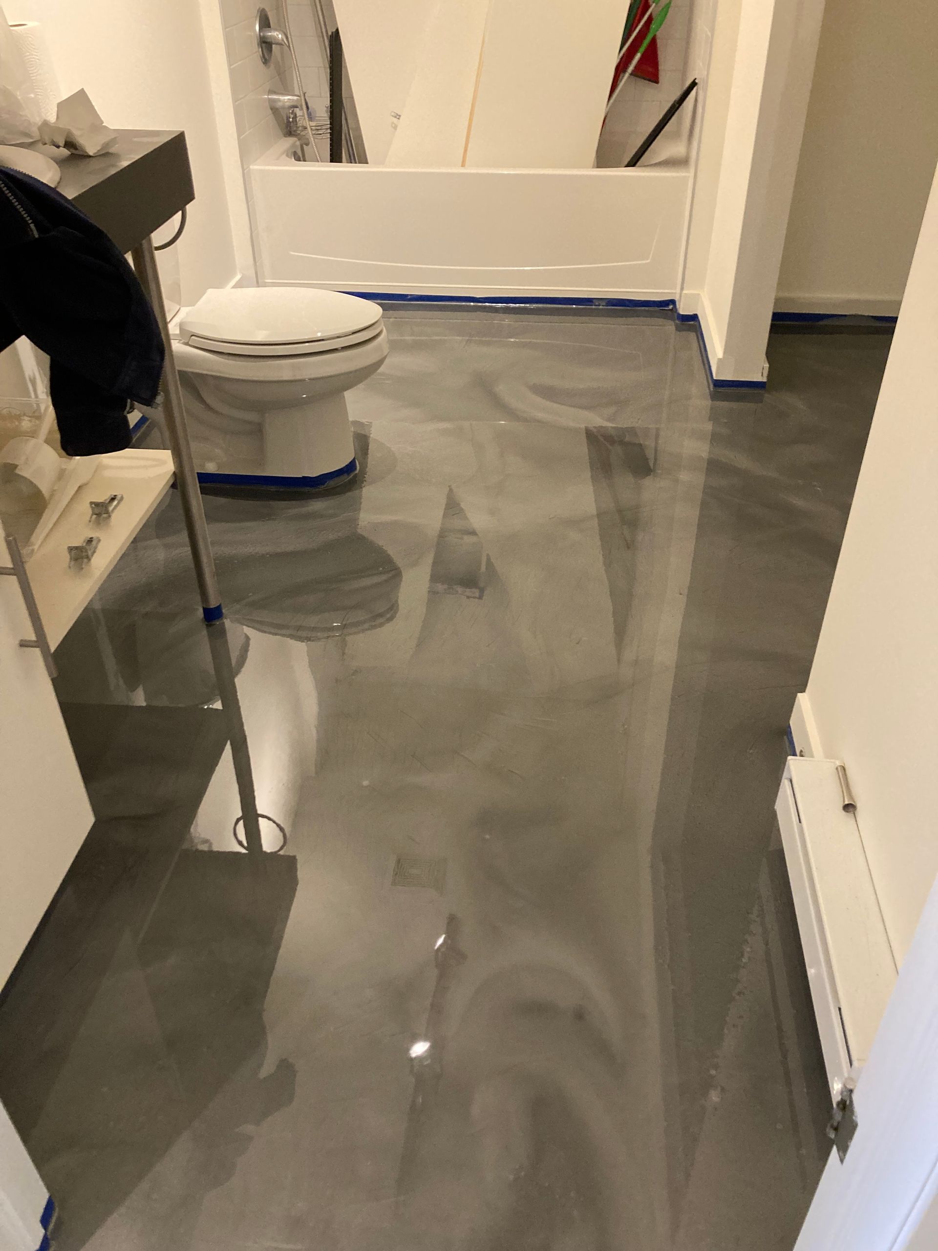 Une salle de bain avec WC, lavabo et baignoire.