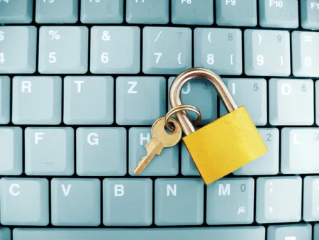 Eine Tastatur mit einem Vorhängeschloss und zwei Schlüsseln darauf