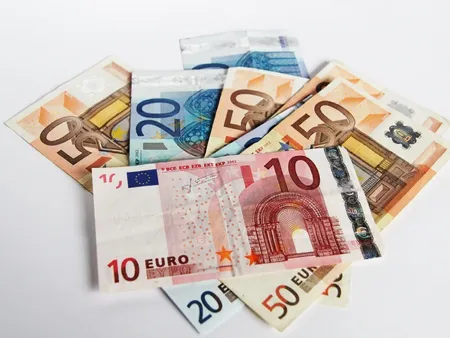 Ein Bündel Euroscheine auf einer weißen Fläche