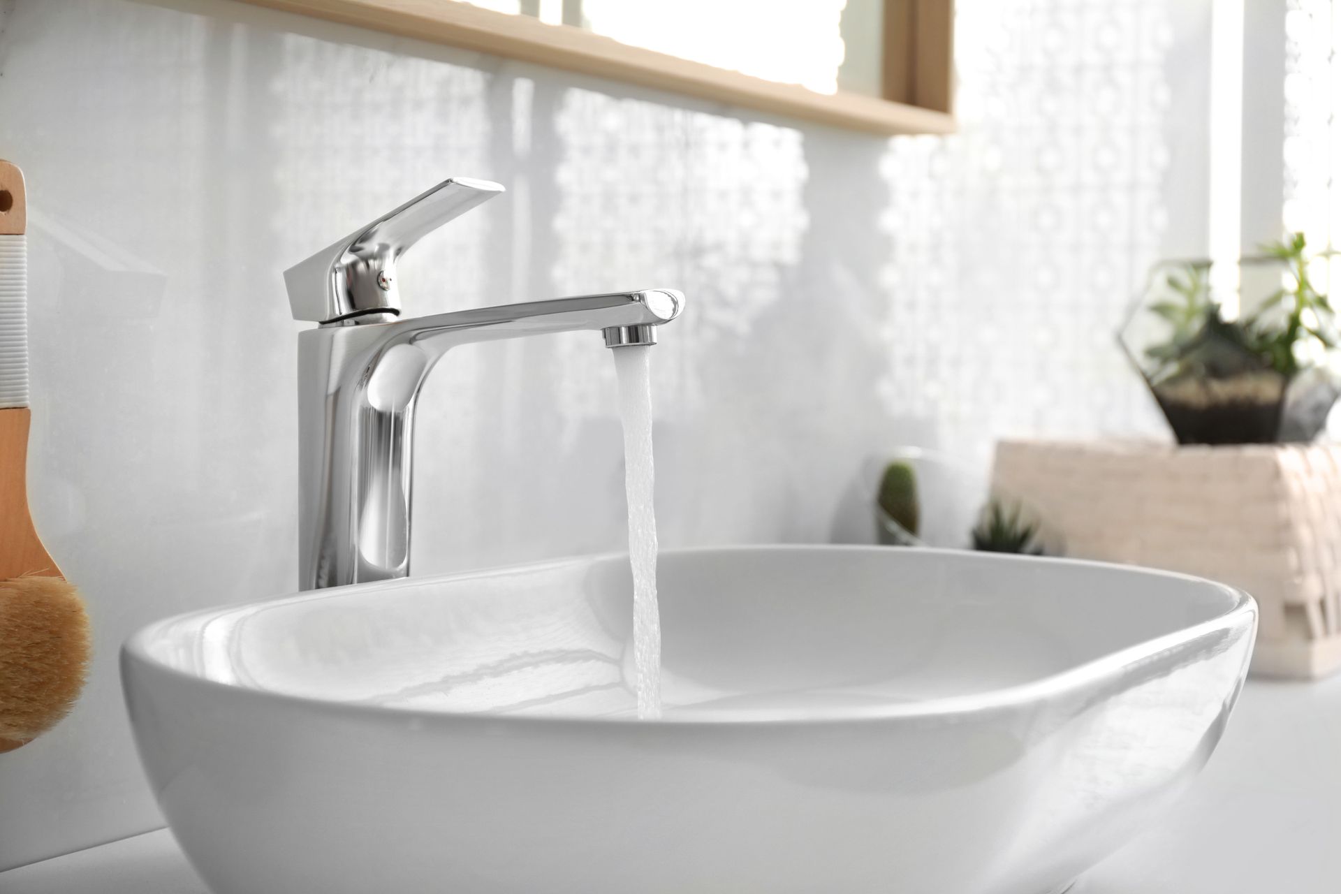 Un lavabo de salle de bain avec de l'eau qui coule d'un robinet.