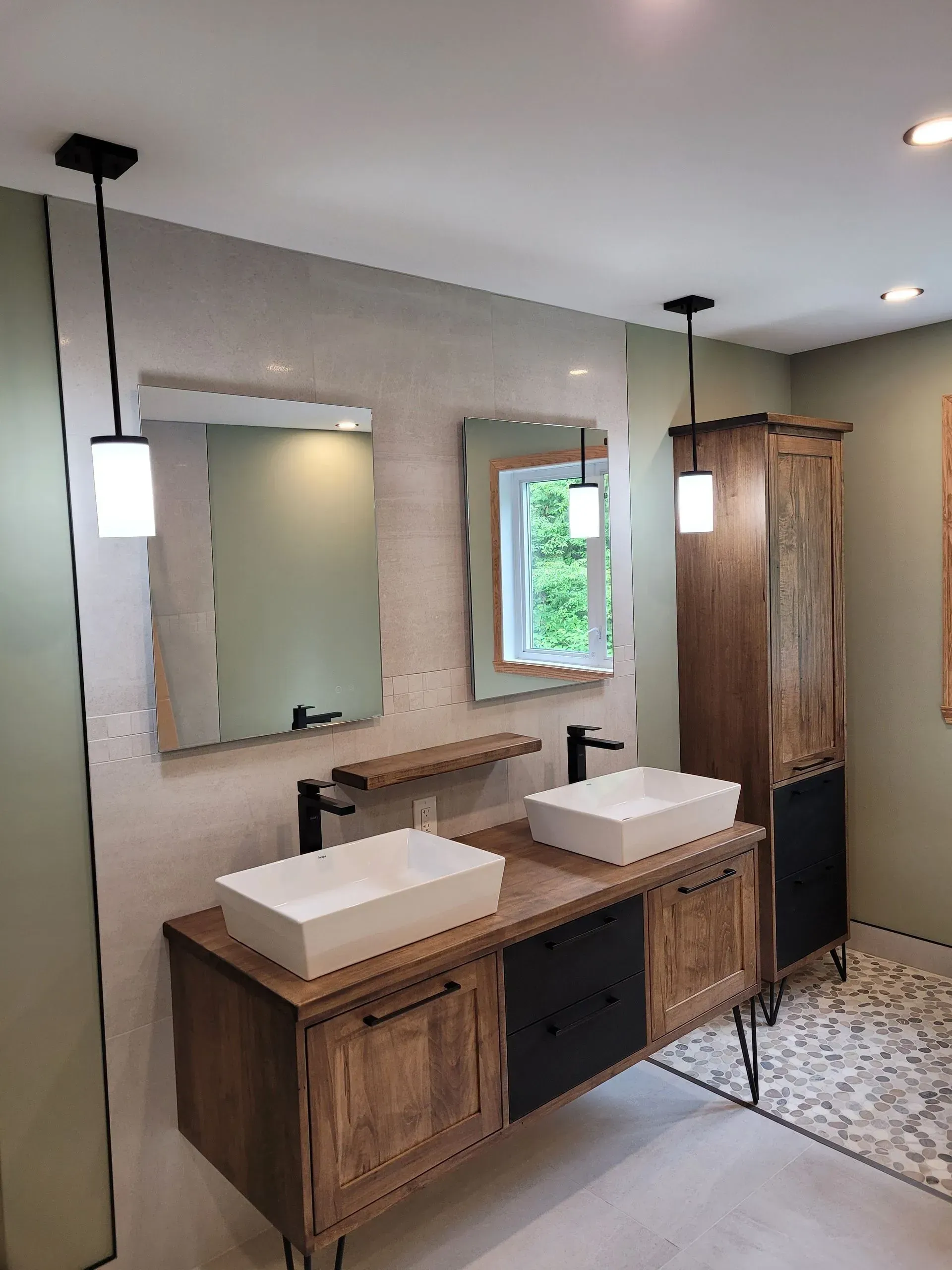 Salle de bains moderne avec meuble-lavabo en bois, double vasque, miroirs et douche derrière un rideau.