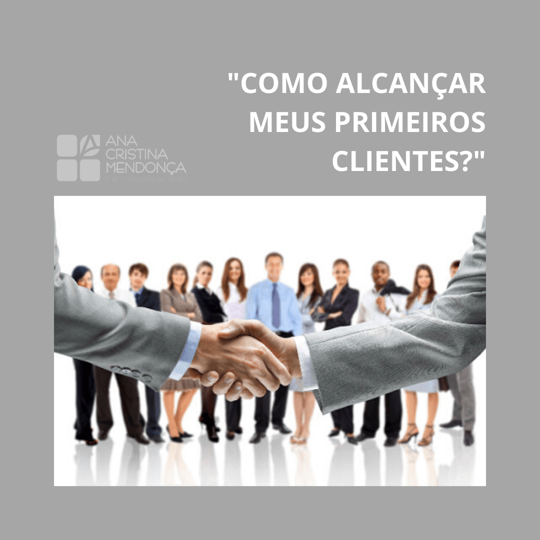 Banner with handshake before a business team and text: “Como alcançar meus primeiros clientes?”