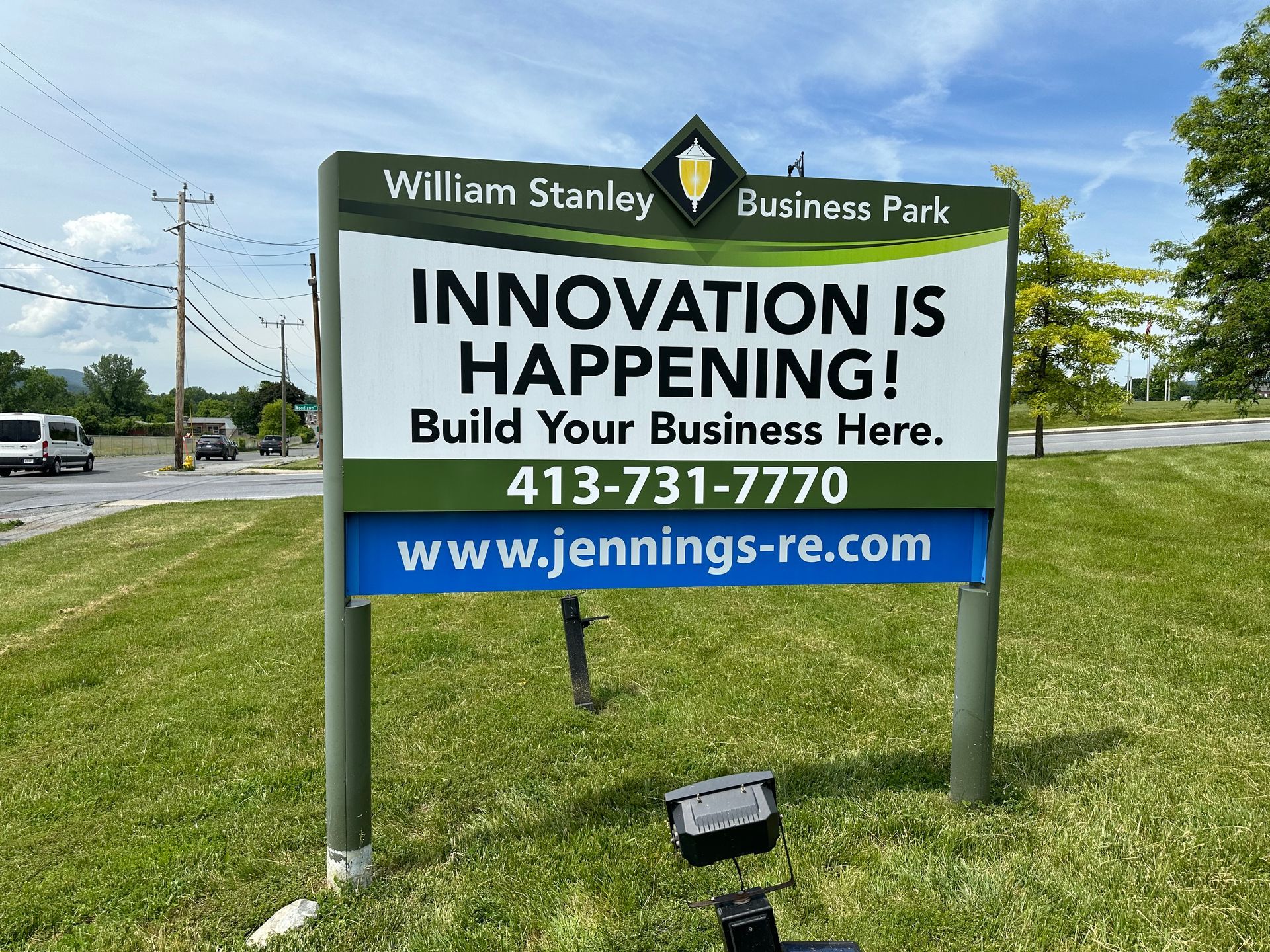 A sign that says `` innovation is happening ! build your business here . ''