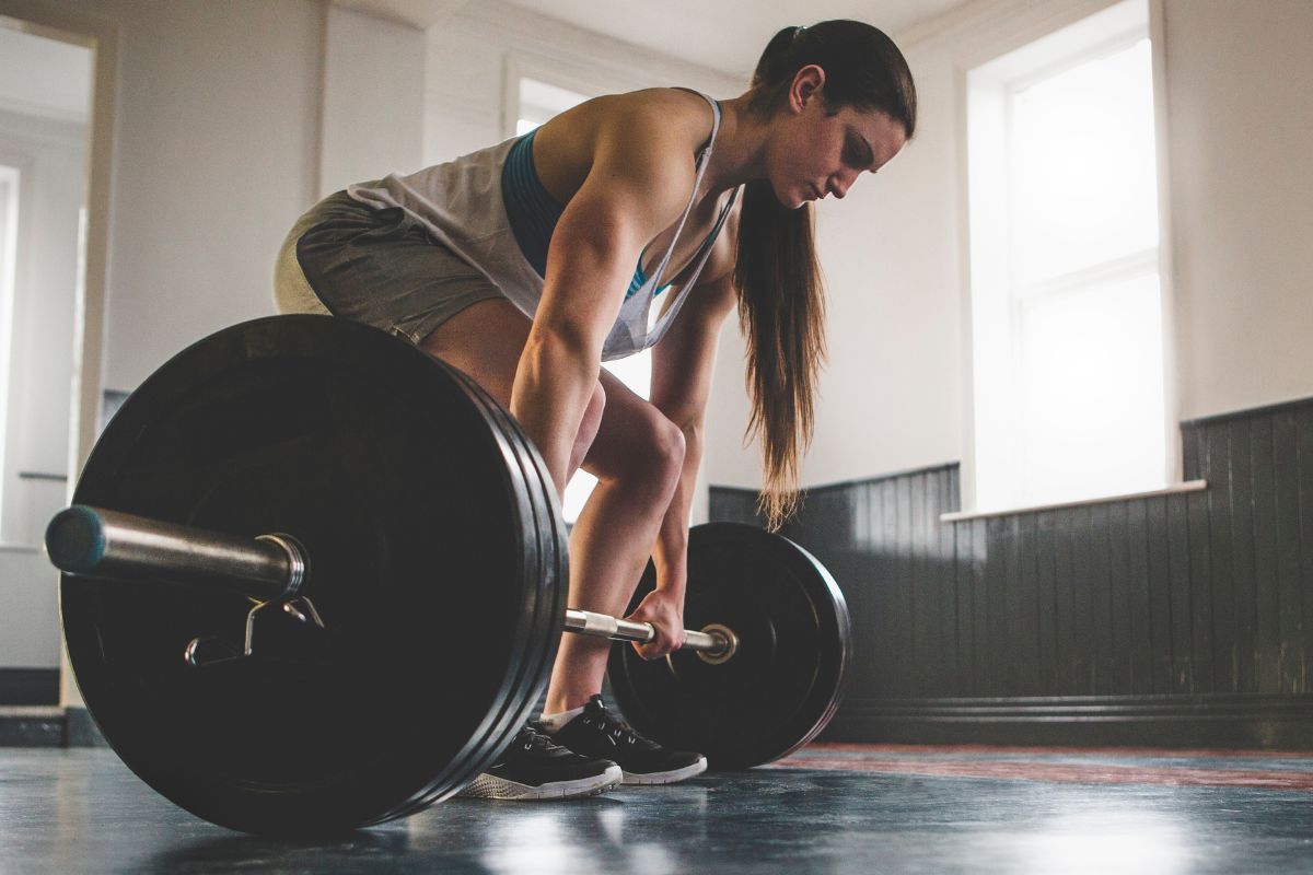 Será que o levantamento terra prejudica a sua lombar ou é normal sentir alguma dor na região? O levantamento terra é um exercício que trabalha grandes grupos musculares e precisa ser executado da forma correta para evitar lesões. Será que o levantamento terra prejudica a sua lombar ou é normal sentir alguma dor na região? O levantamento terra é um exercício que trabalha grandes grupos musculares e precisa ser executado da forma correta para evitar lesões.