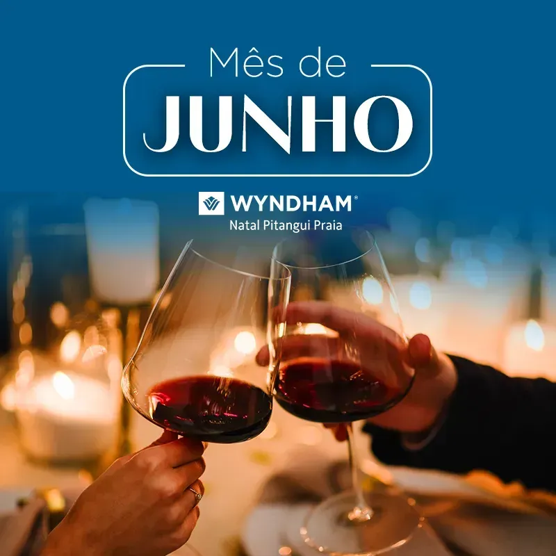 Tocando taças de vinho em jantar à luz de velas, com texto “Mês de junho” e logo Wyndham Natal Pitangui Praia