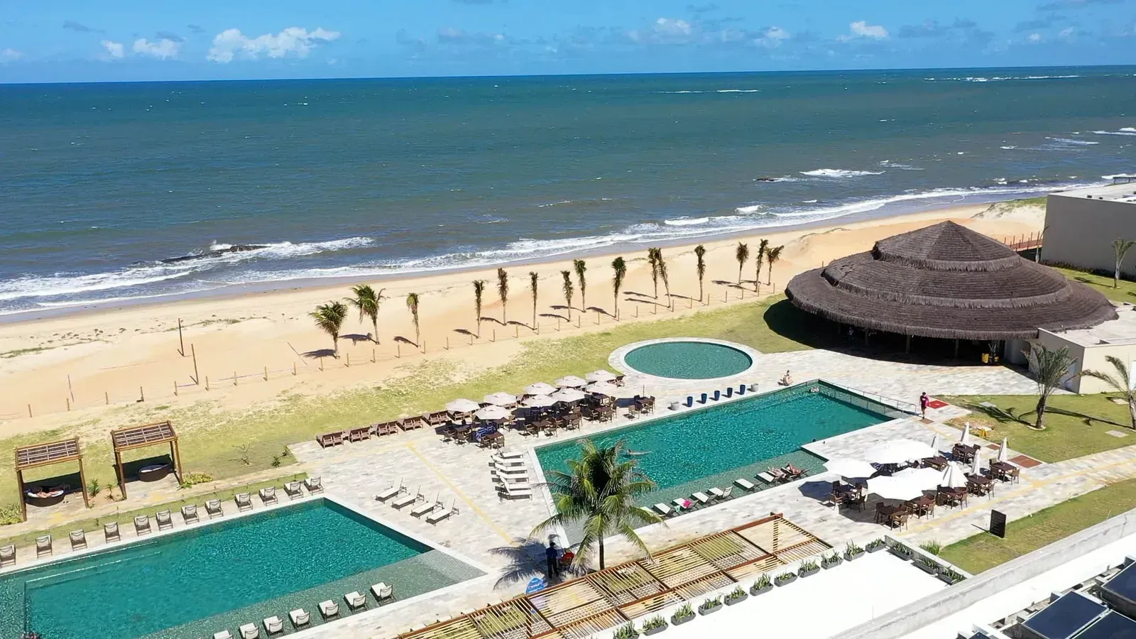Vista aérea do Wyndham Natal Pitangui Praia, com as piscinas e o mar ao fundo
