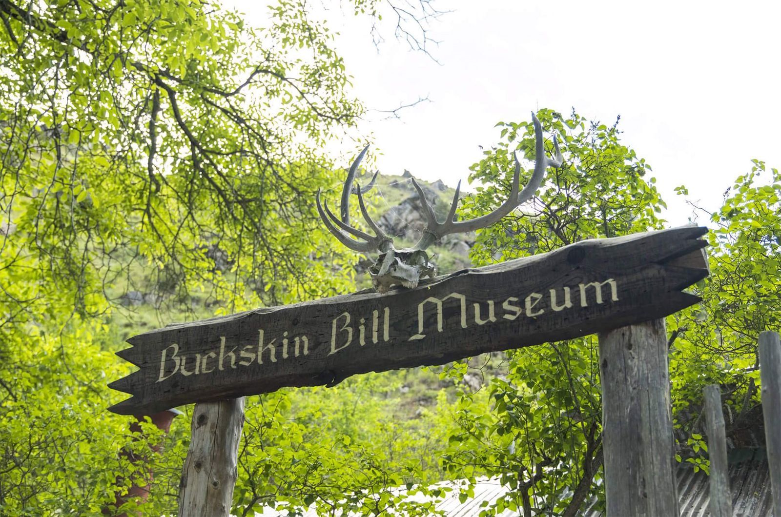 Entrance sign to the Buckskin Bill Museum