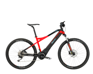 Mountain bike elettrica rossa e nera con pneumatici neri su sfondo bianco.