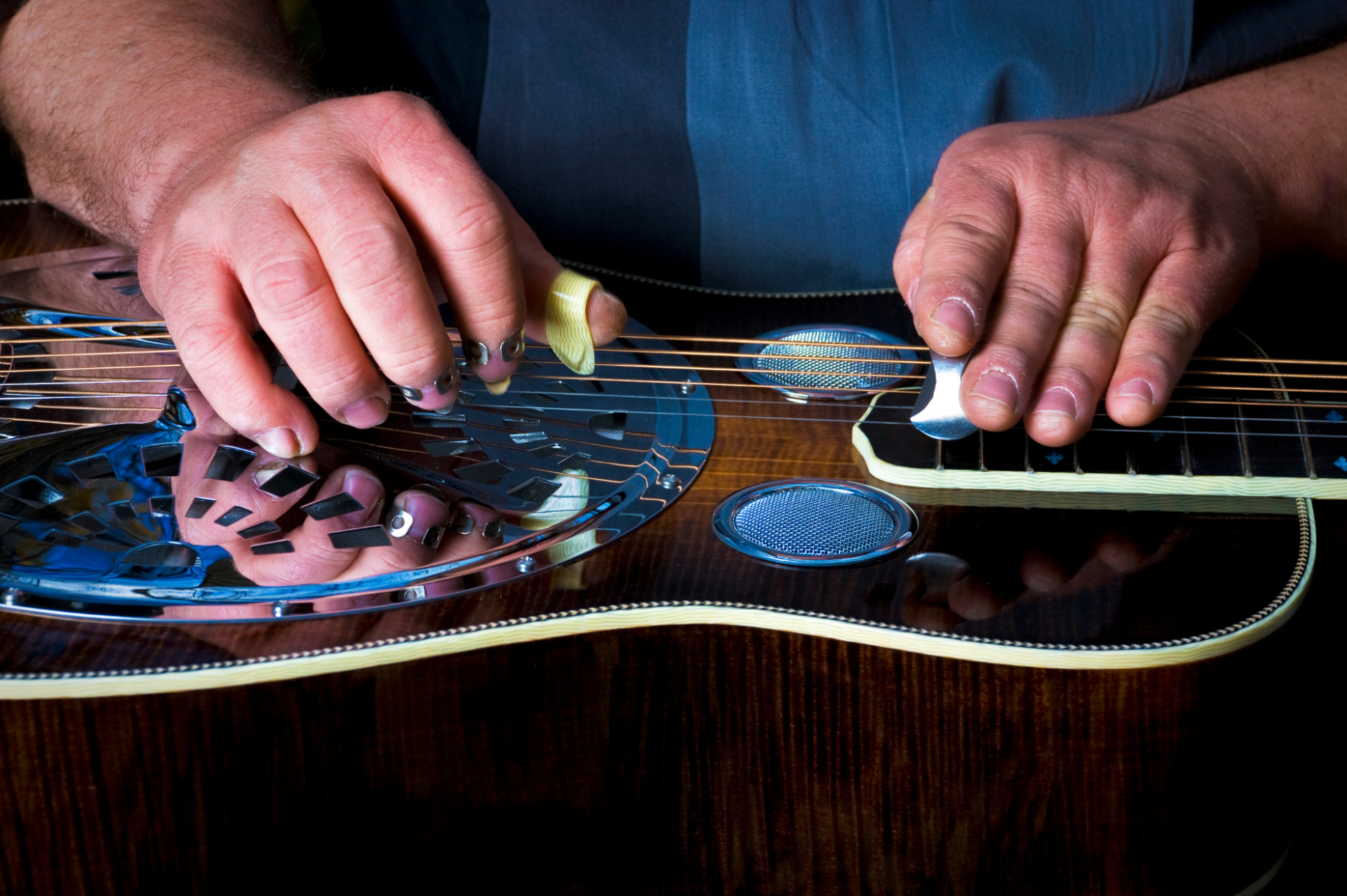 Man bespeelt Dobro