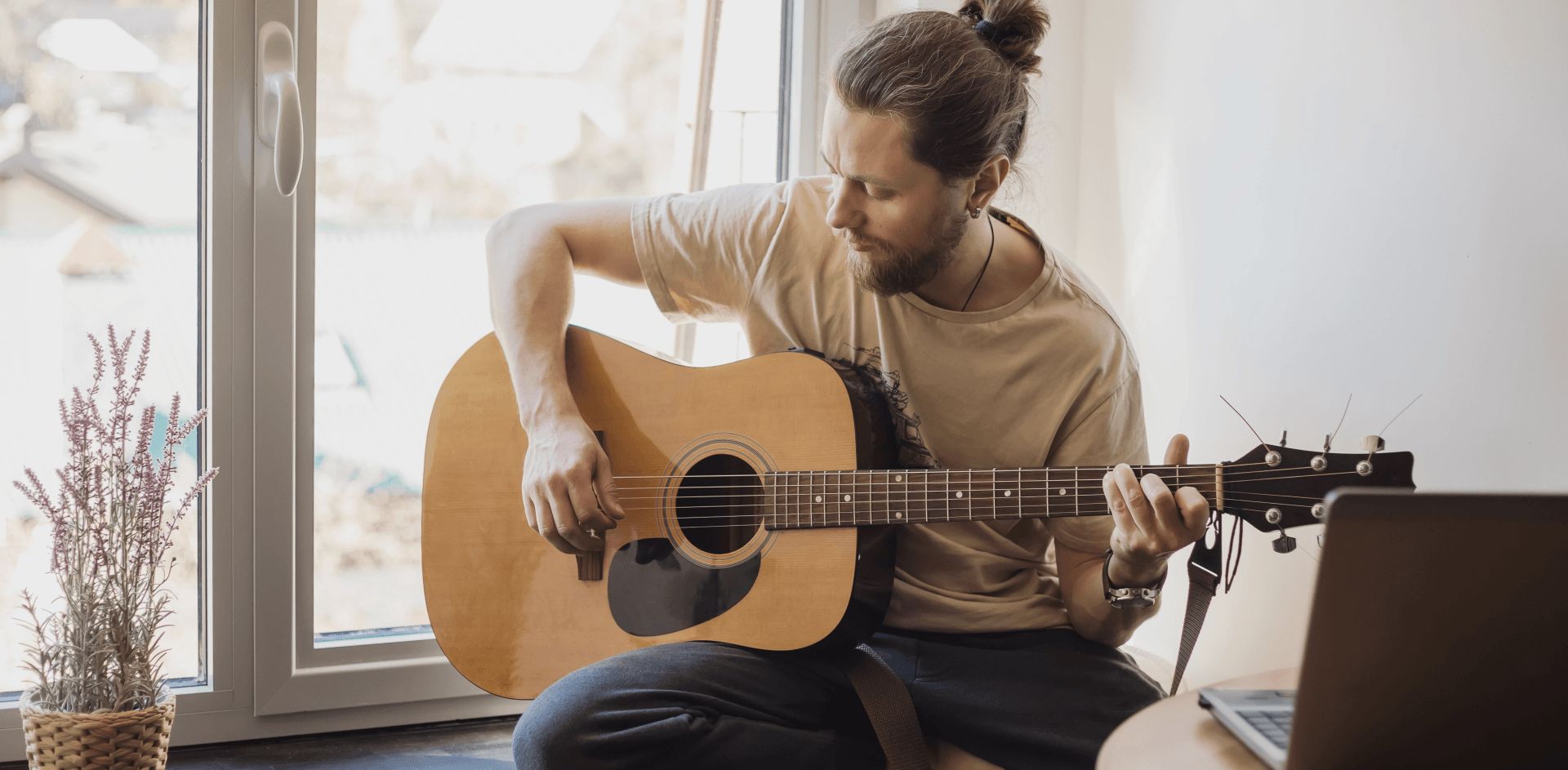 Man speelt gitaar