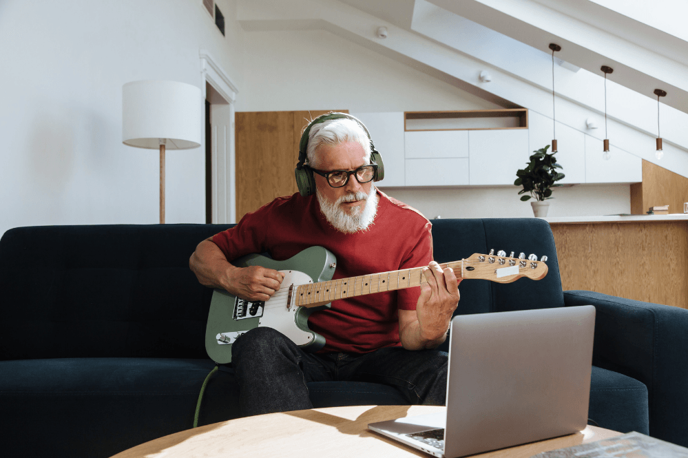 Oudere man met gitaar