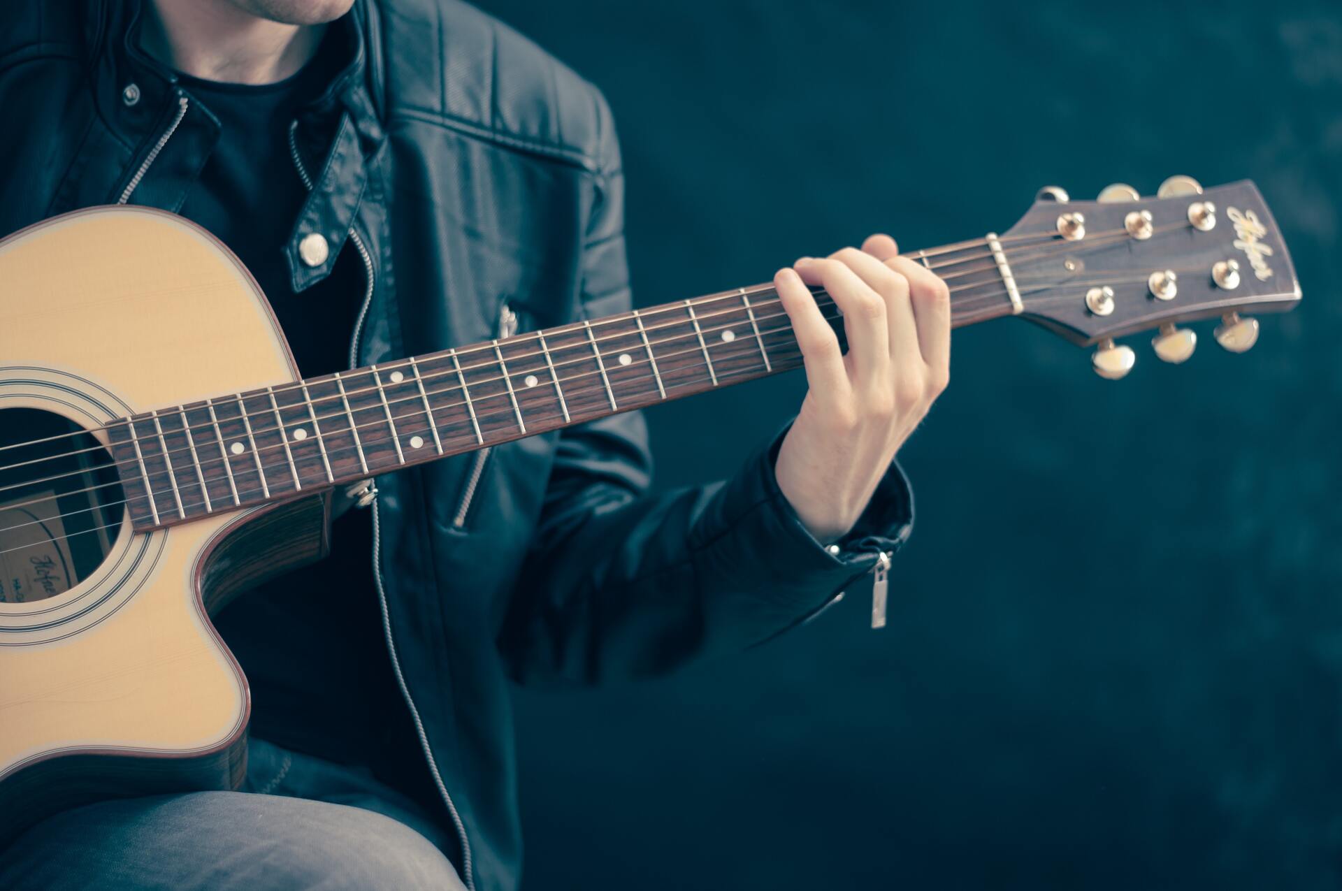 man_met_gitaar