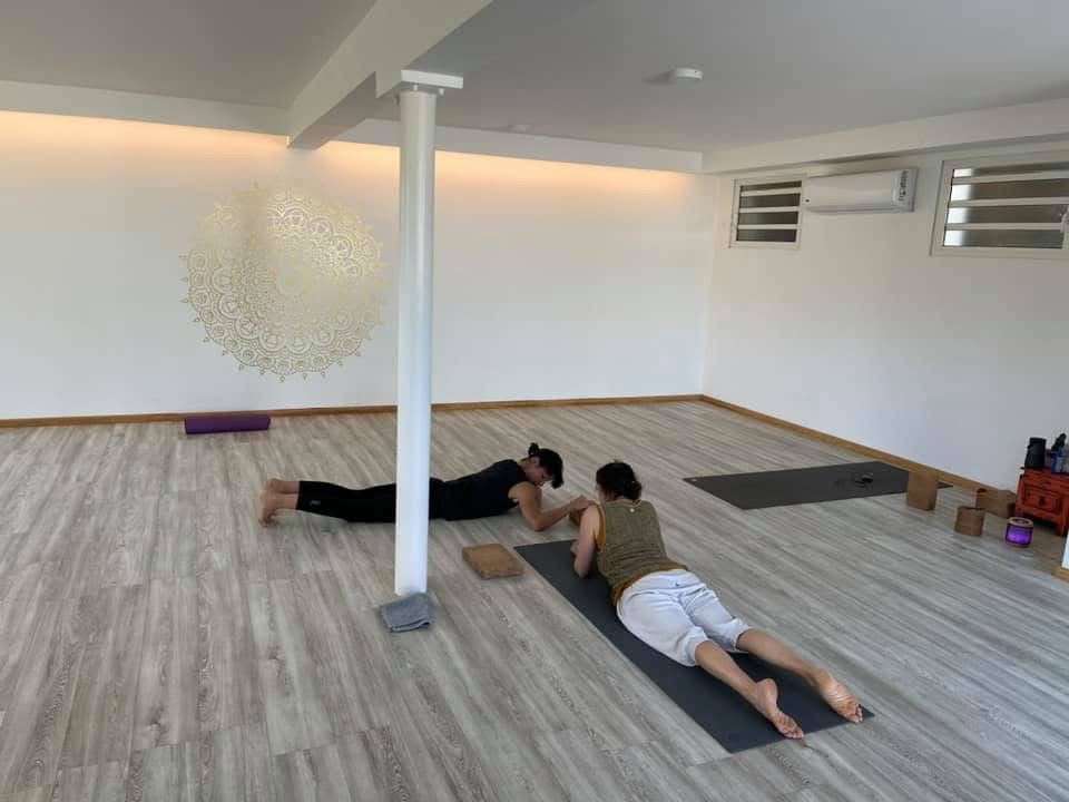 Deux femmes sont allongées sur des tapis de yoga dans une pièce