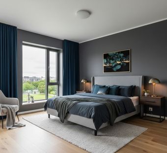 Moderne soverom med blågrå seng, mørke gardiner, tregulv og et stort vindu med utsikt mot grøntområder