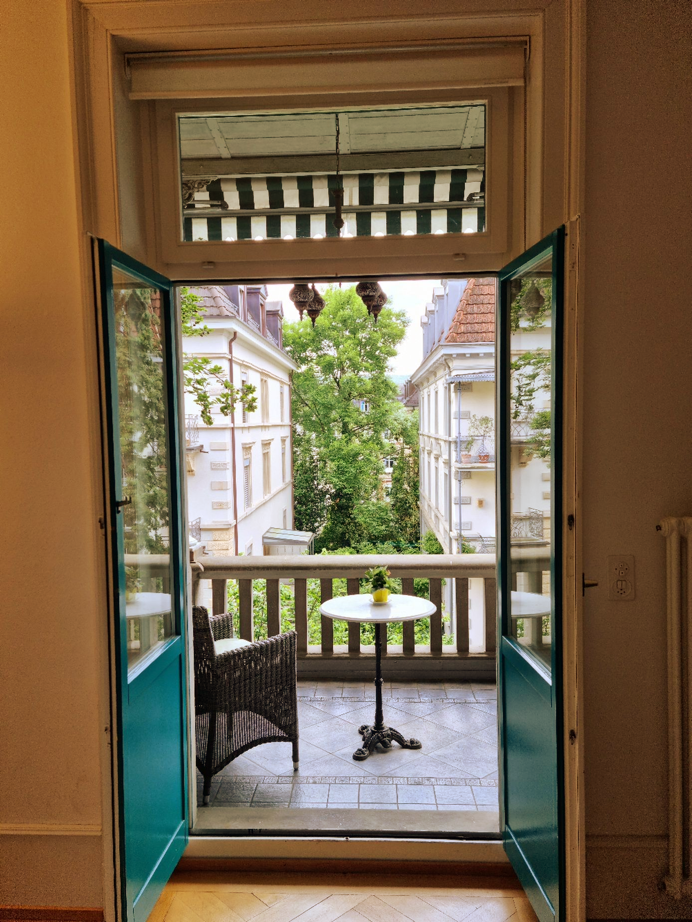 Balkon mit offener Türe im Praxisraum Streulistrasse 17 Zürich