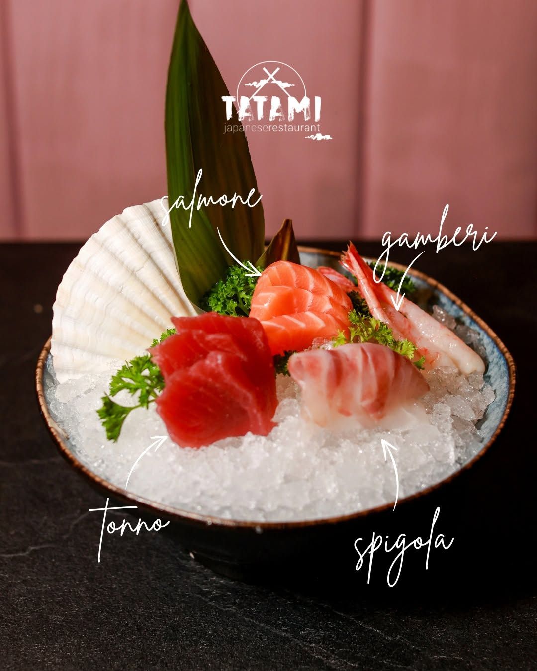 Piatto di sashimi con tonno, salmone, gamberi e capesante su ghiaccio in una ciotola