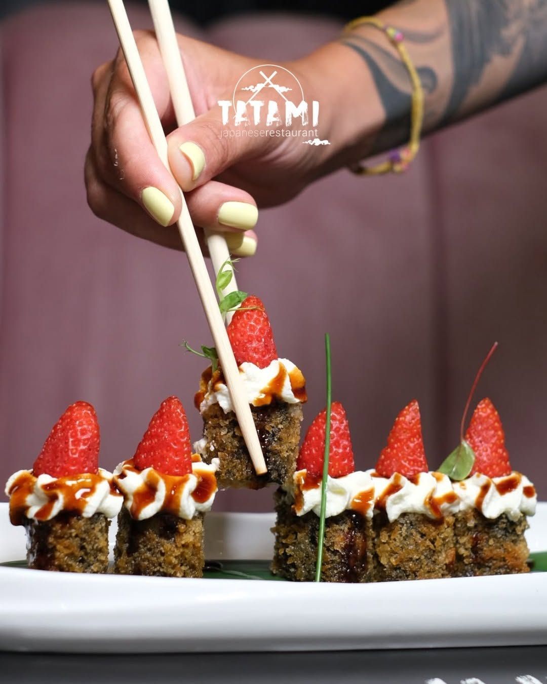 Mani che impiattano bocconcini di dessert alla fragola su un piatto bianco con un cucchiaio da pasticceria
