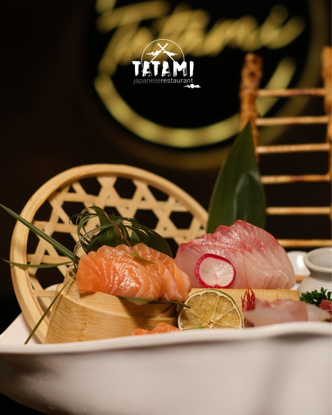 Piatto di sushi con nigiri al salmone e al tonno su un tavolo decorativo in un ristorante