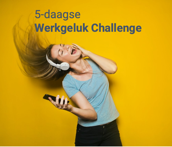 Vrouw met koptelefoon die danst, telefoon in haar hand, tegen een gele achtergrond. Tekst: 5-daagse WerkGeluk Challenge.