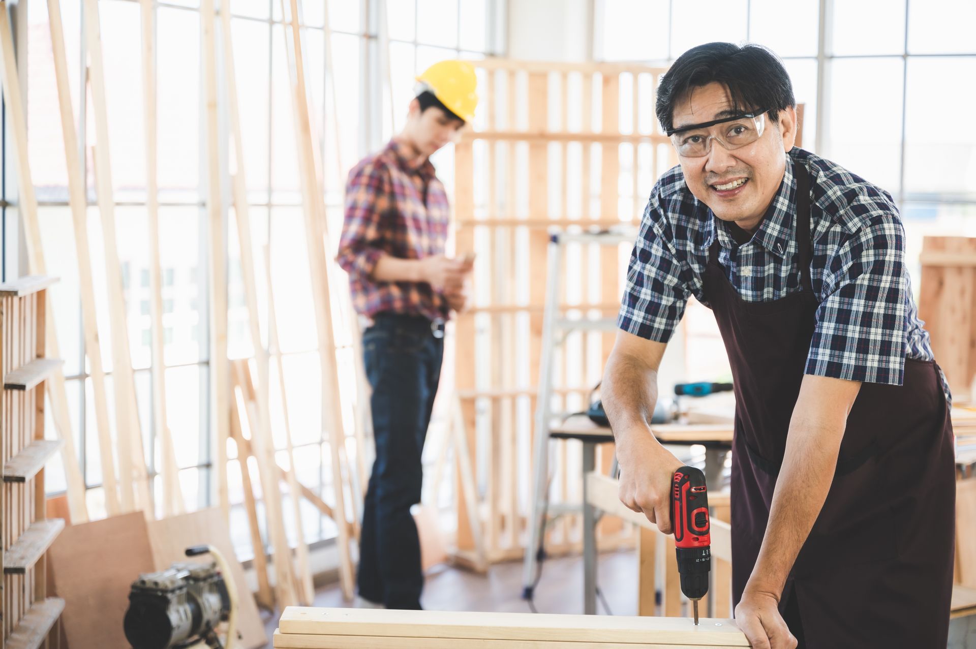 professional-carpenter-team-work-in-construction