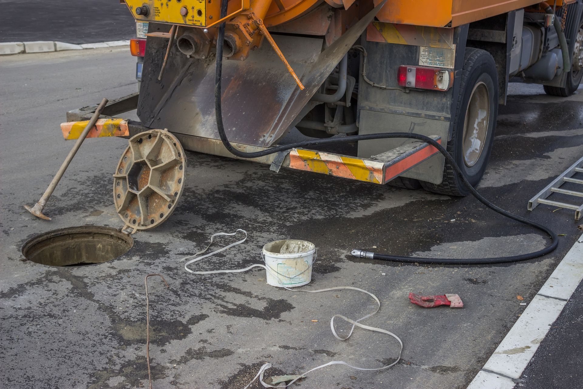 Sewer tanker and equipment for remove the blockage and clean the sewer.