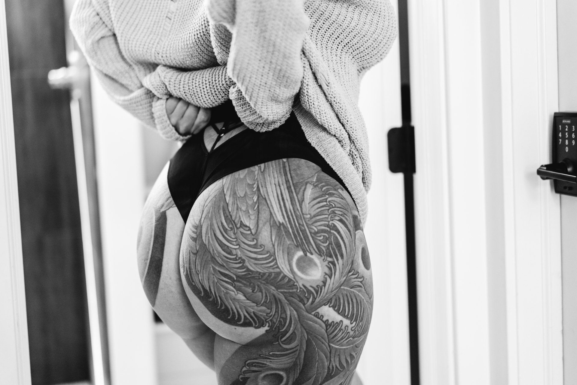 boudoir booty picture in black and white