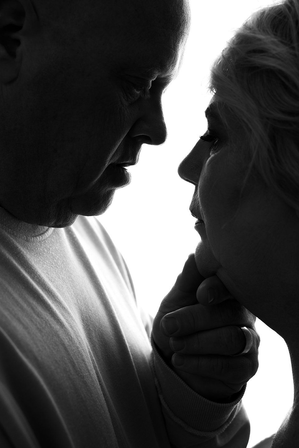 couples boudoir, man leaning in for a kiss