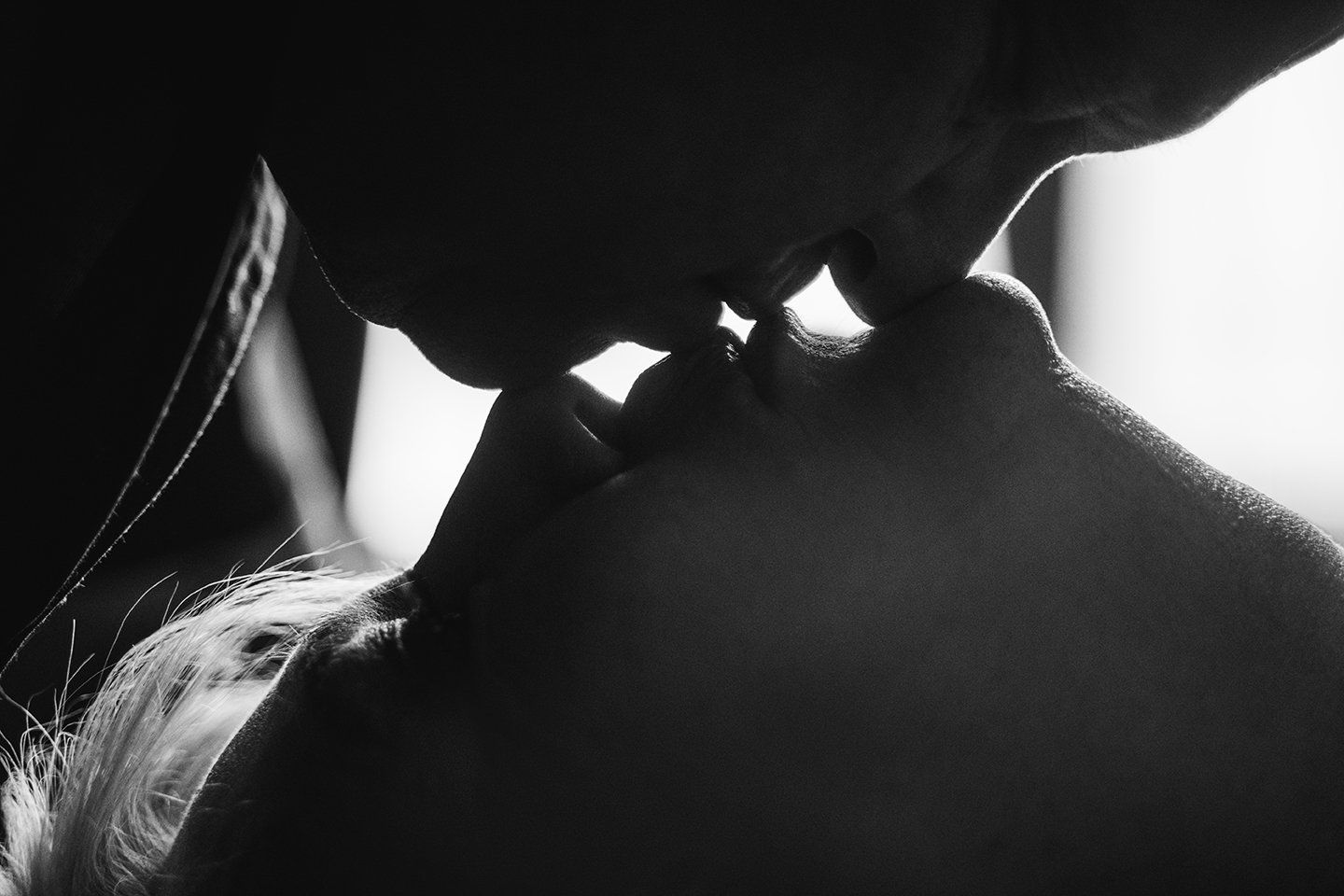 sexy couples shoot, couple kissing
