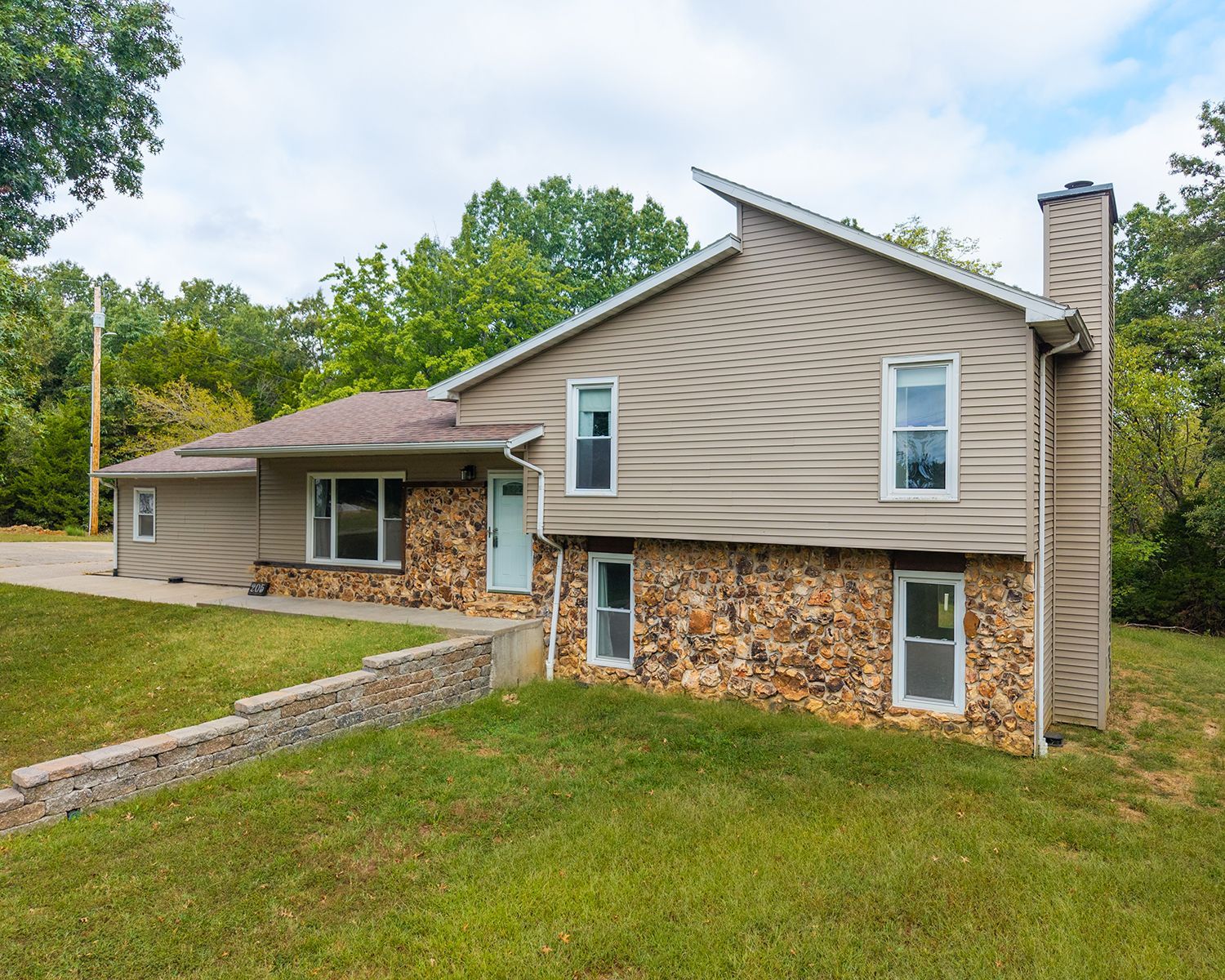 Real Estate Auction Featuring 3 Bedrooms, 2.5 Baths & Walkout Basement on 1.4 Acres In Columbia, MO.