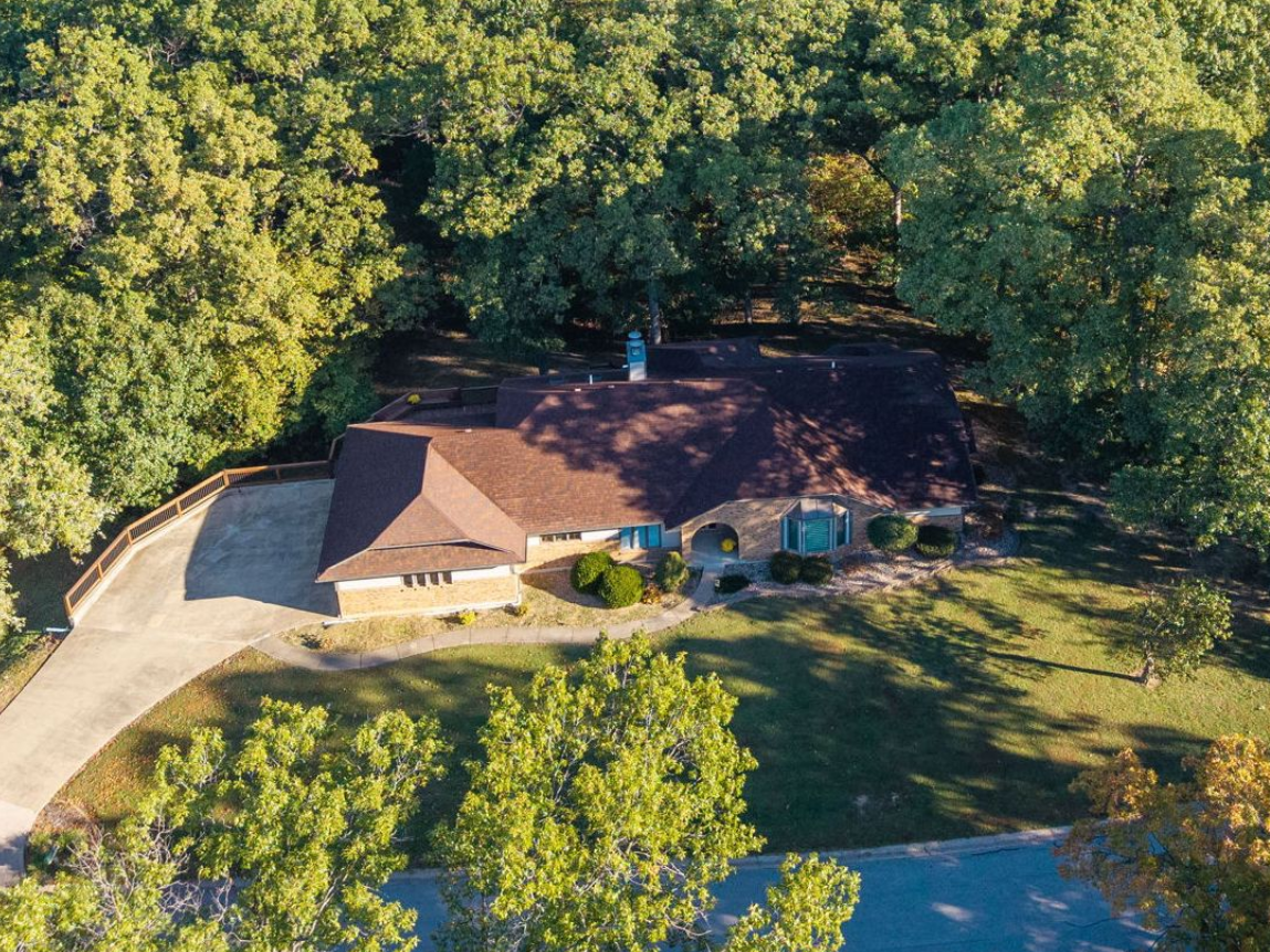Bid On Moberly, MO Real Estate With 5 Bedrooms, 3.5 Baths, 1.31 Acres & More.