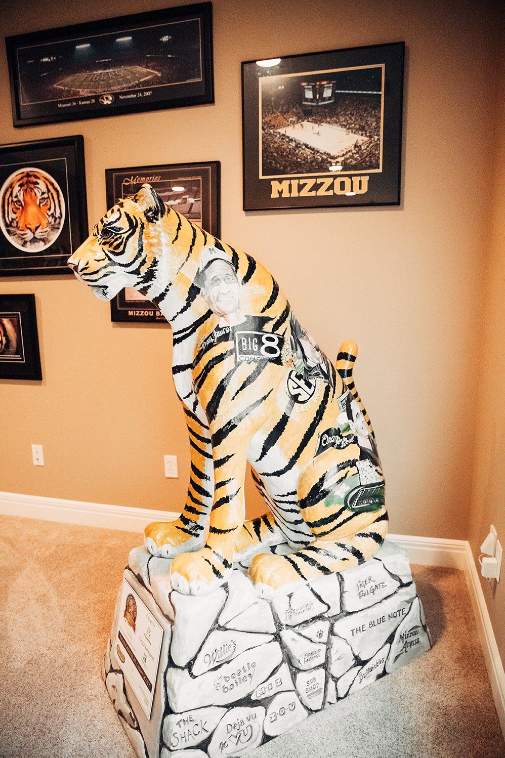 Tiger Statue Sold by Atterberry Auction & Realty Co. in Columbia, MO. Contact Us Today!