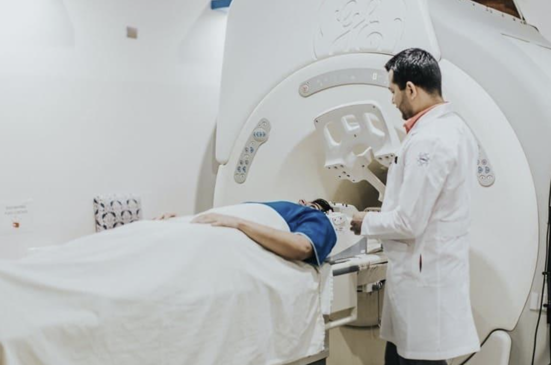 一位護理人員協助做MRI,健康檢查