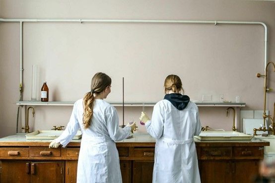 2位女生正在操作實驗,跟細胞檢測有關。