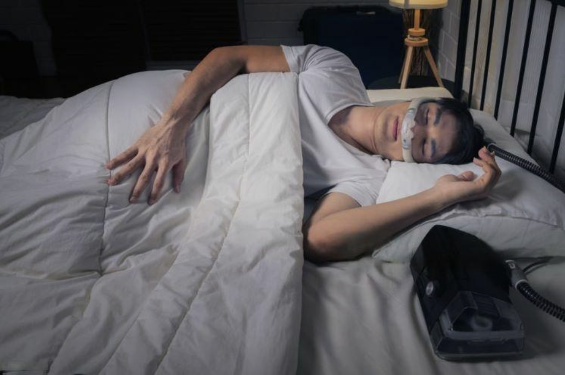 睡眠呼吸中止症的男士躺在床上
