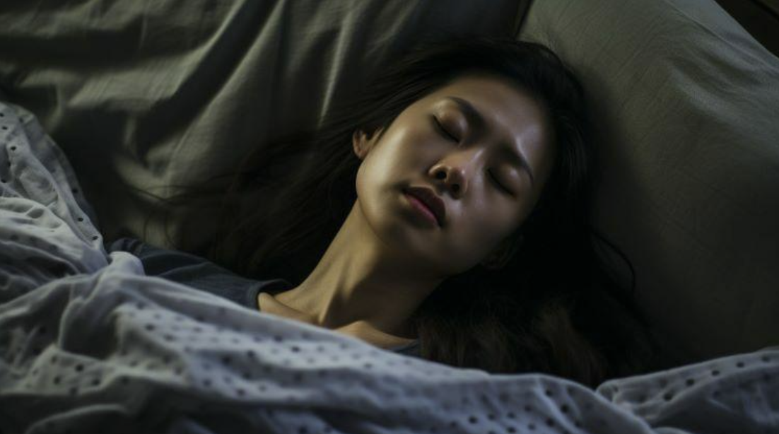 一位睡眠障礙的女性正在睡覺