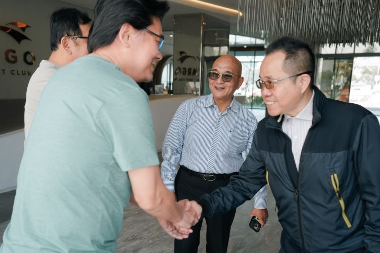 Two men shake hands representing Dr. Tian Jiangsen, former executive of Microsoft Asia Research Institute, visiting ReBlood Group.