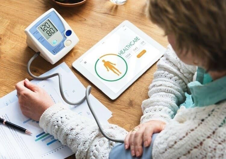 兩個衰老的手交疊在一起
