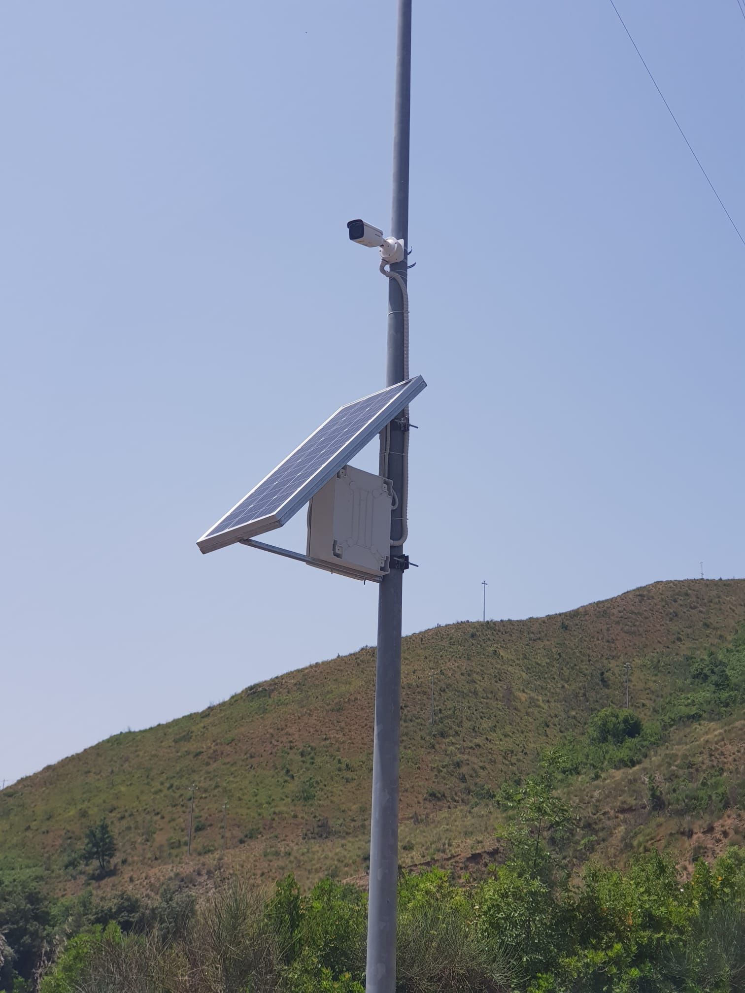 Un palo con una telecamera e un pannello solare attaccato ad esso.