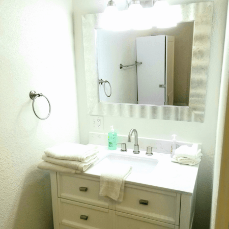A bathroom with a sink and a mirror