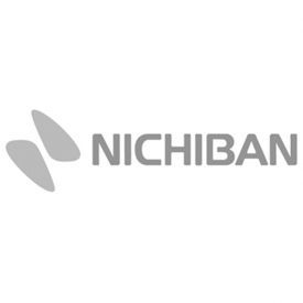 NICHIBAN-logo met abstracte grijze bladvormen op een witte achtergrond.
