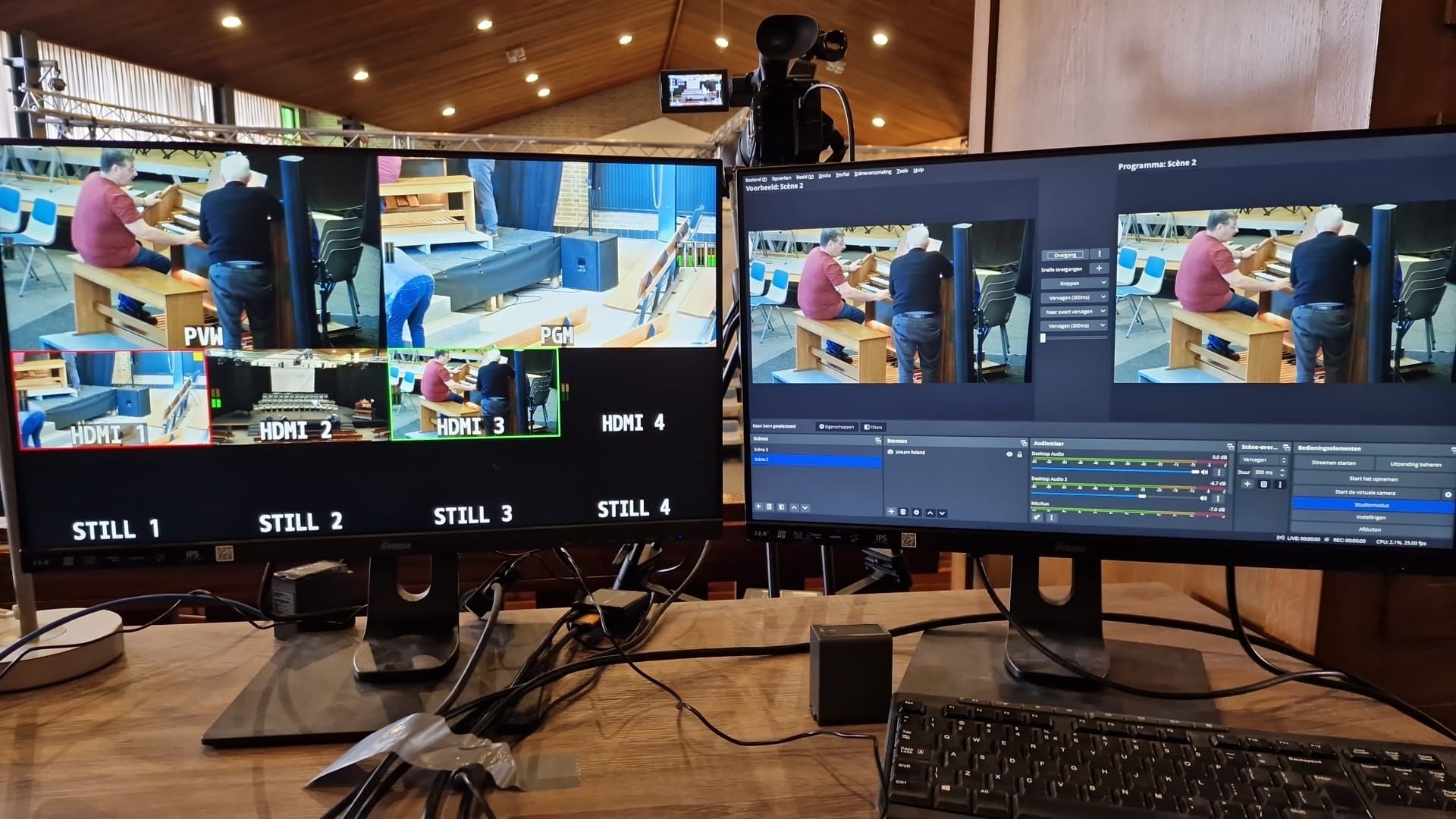 Monitoren voor videoproductie met meerdere camera's tonen een live-evenement in een controlekamer.