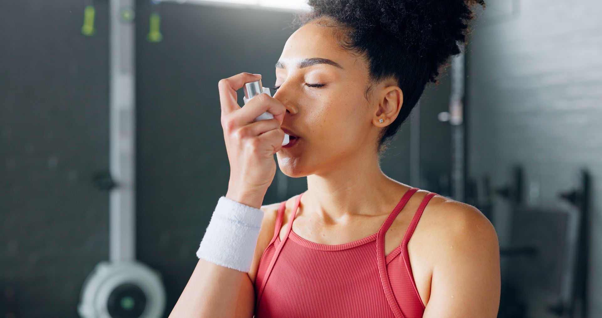 woman at the gym with asthma