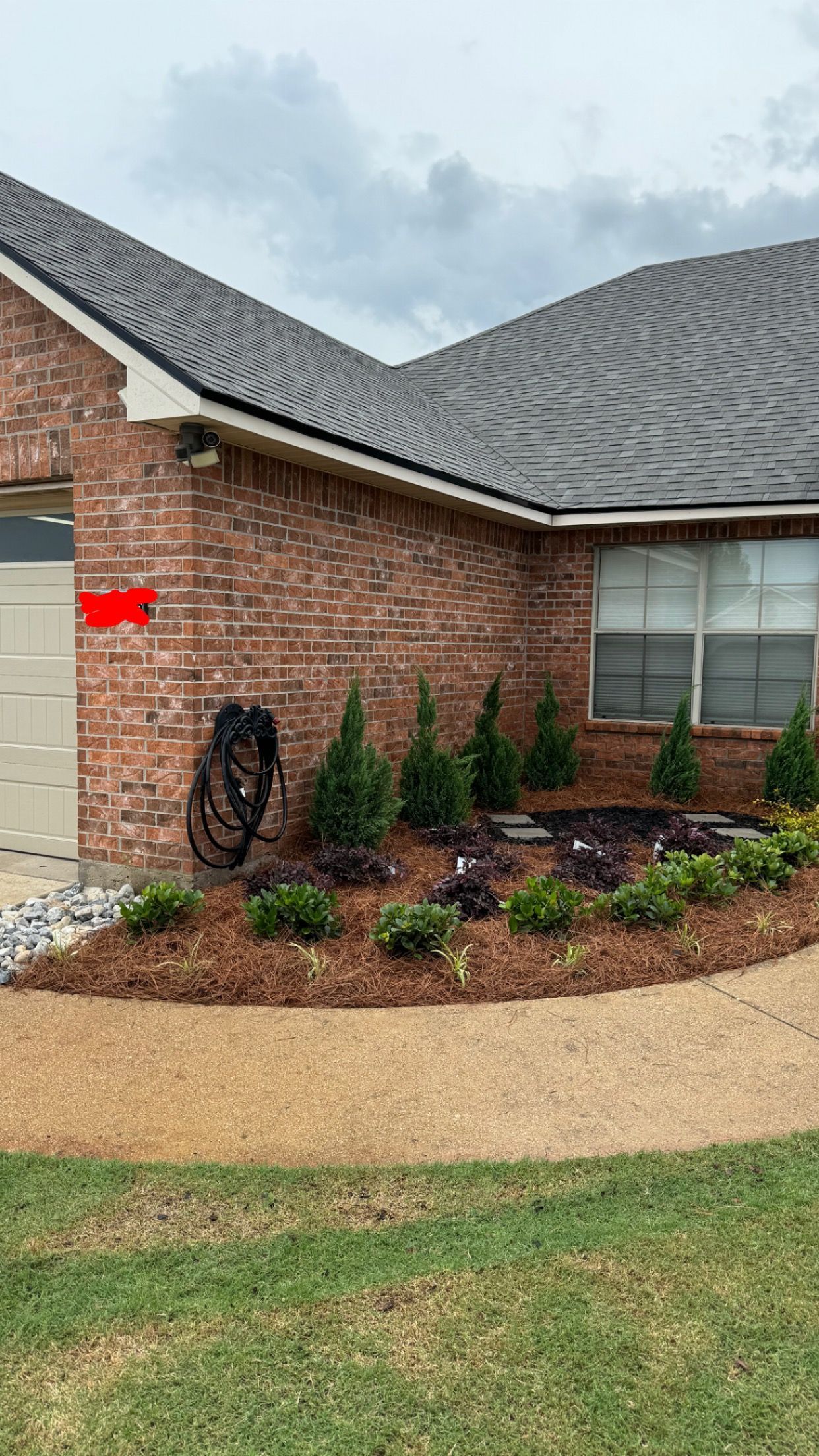 A brick house newly placed mulch