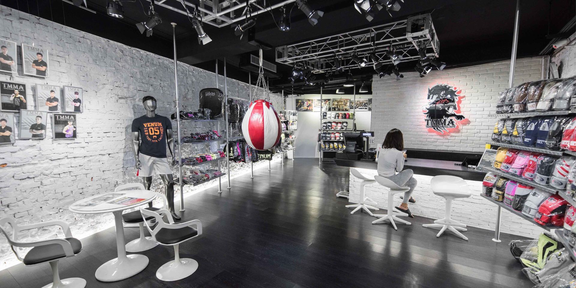 天母館一樓展售空間，販售各式品牌拳套、裝備和格鬥服飾。