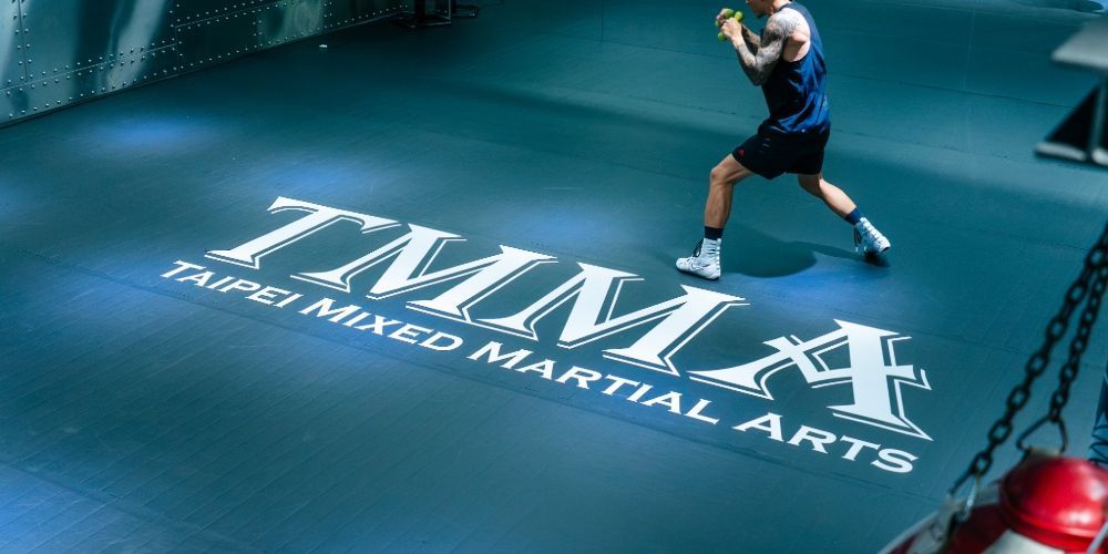 內科館2026全新地墊特寫，地墊上印有TMMA Taipei Mixed Martial Arts 標誌。