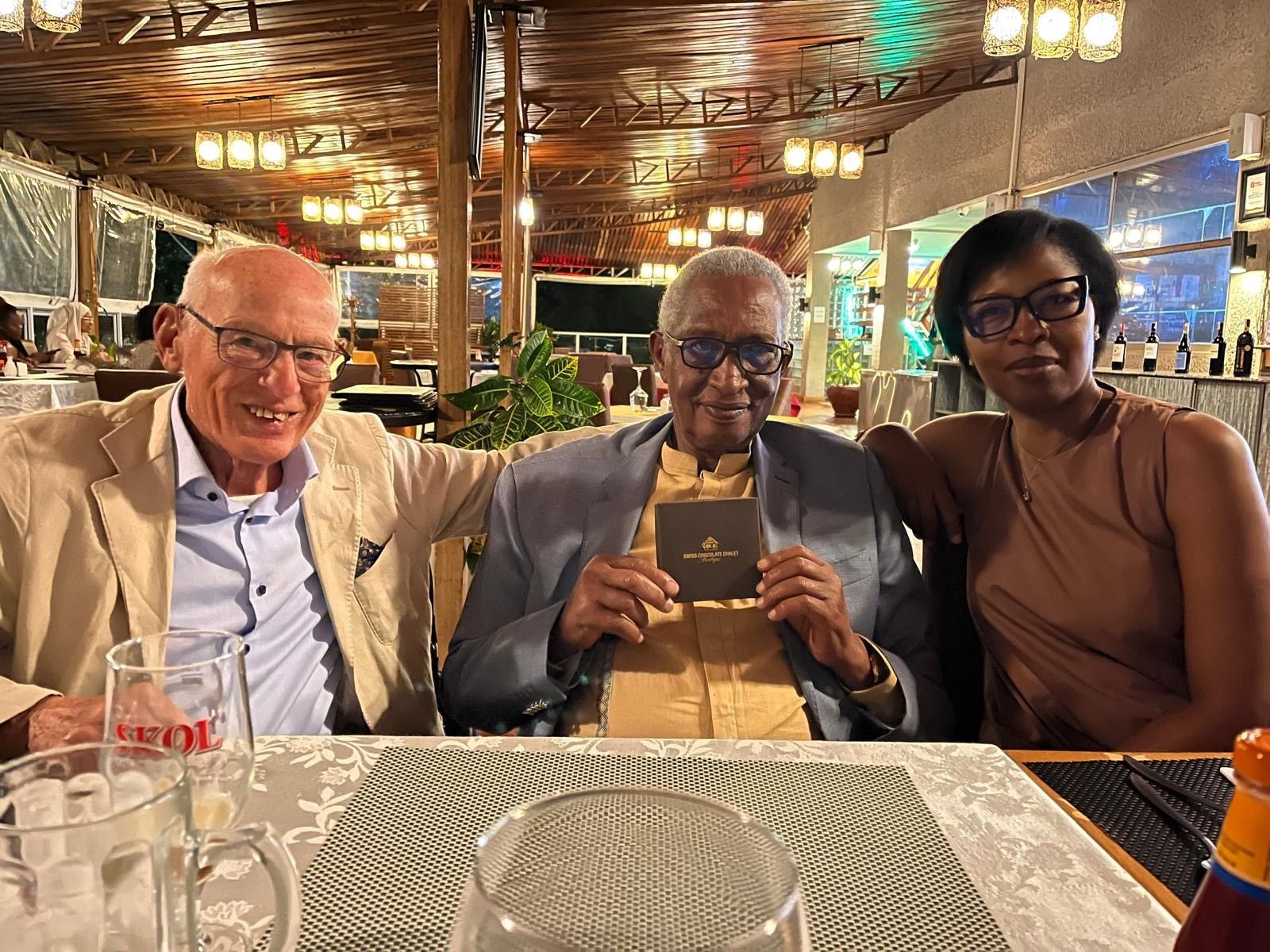 Herr Elmar Teuscher in Kigali, Ruanda, mit «Swiss Chocolate Chalet»
